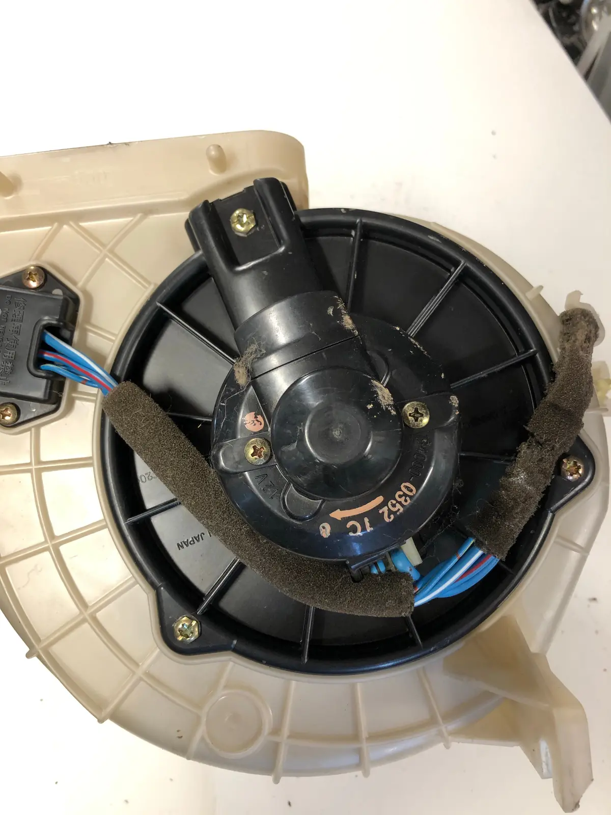 1999-2005 Mazda Miata Blower Motor Assembly With Resistor 1