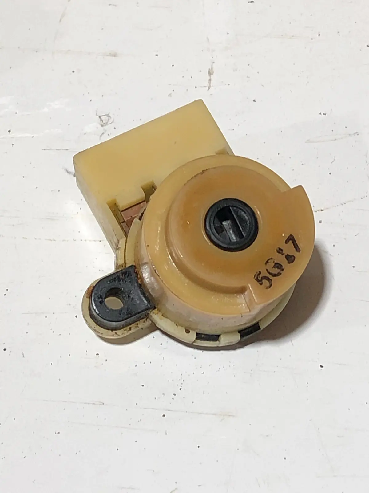 1990-1997 Mazda Miata Ignition Switch D001-66-151 1