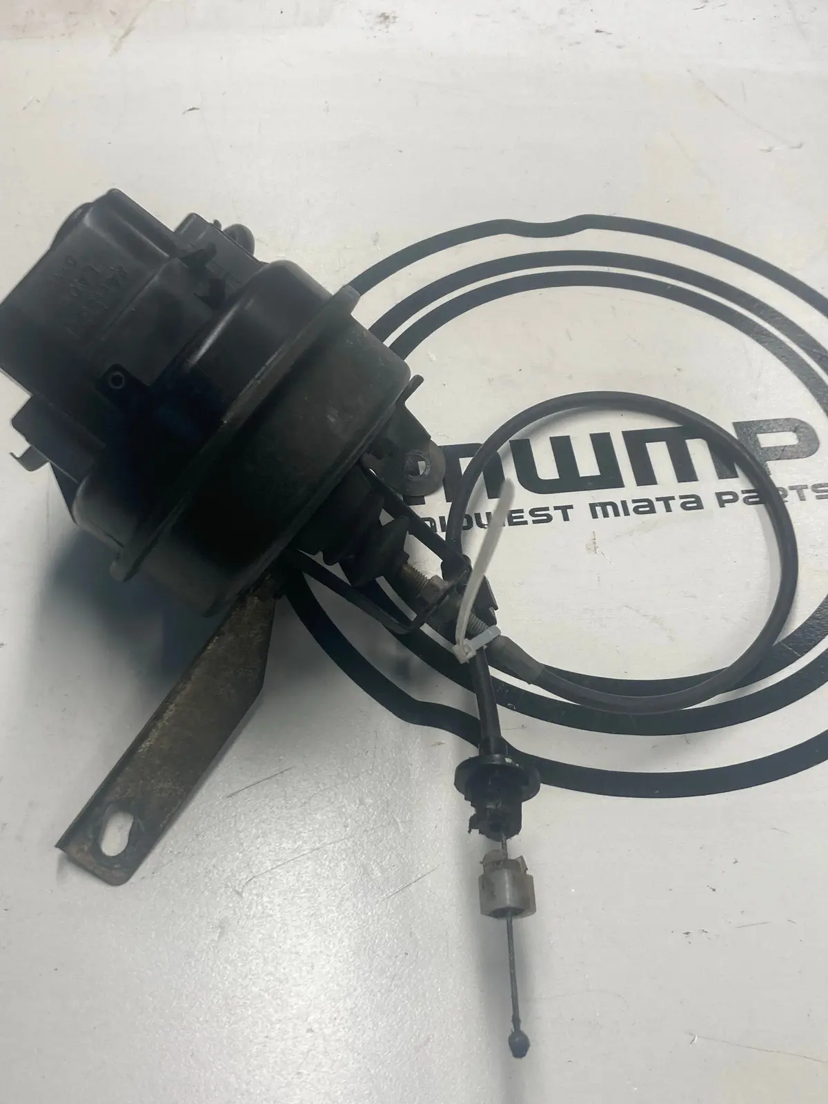 1990-1997 Mazda Miata Cruise Control Actuator 	La01-66-310A 1